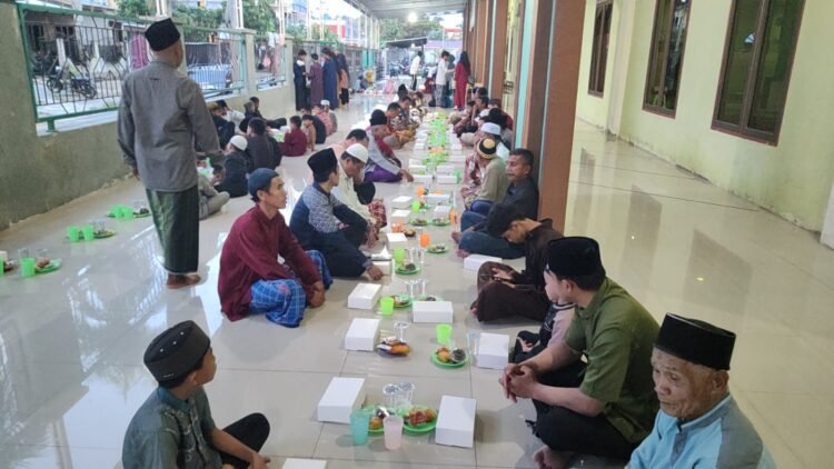 Ramadan 1447 H, Hasan Saleh Berbagi 150 Nasi Kotak di Masjid Al Mubarok