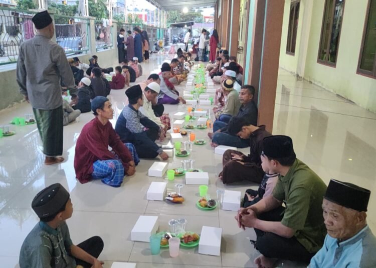 Ramadan 1447 H, Hasan Saleh Berbagi 150 Nasi Kotak di Masjid Al Mubarok