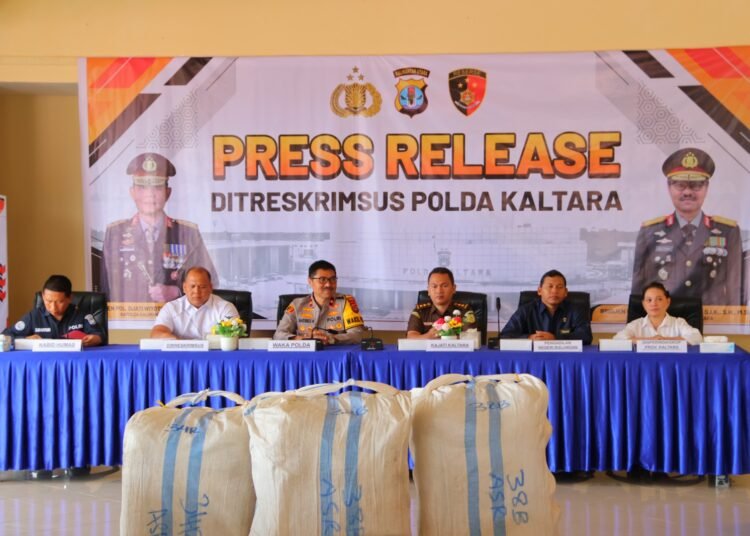 Polda Kaltara Bongkar Penyelundupan 55 Ballpress Pakaian Bekas Impor Ilegal