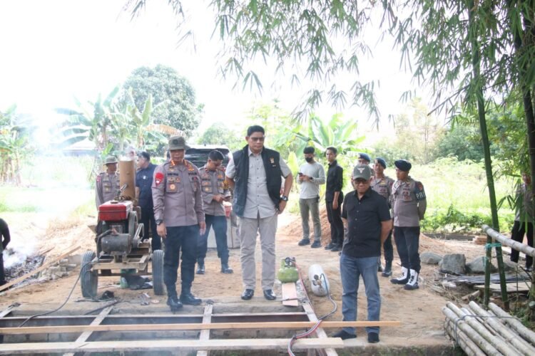 Hari Ke-7 Pengerjaan, Kapolda Kaltara Cek Langsung Progres Jembatan Akses Pelajar di Gang Saromase