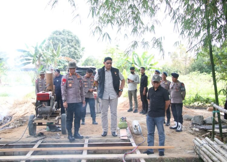 Hari Ke-7 Pengerjaan, Kapolda Kaltara Cek Langsung Progres Jembatan Akses Pelajar di Gang Saromase