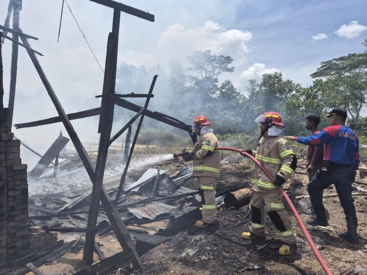 Diduga Atap Lapuk Runtuh, Tempat Pembakaran Batu Bata di Nunukan Selatan Hangus Terbakar