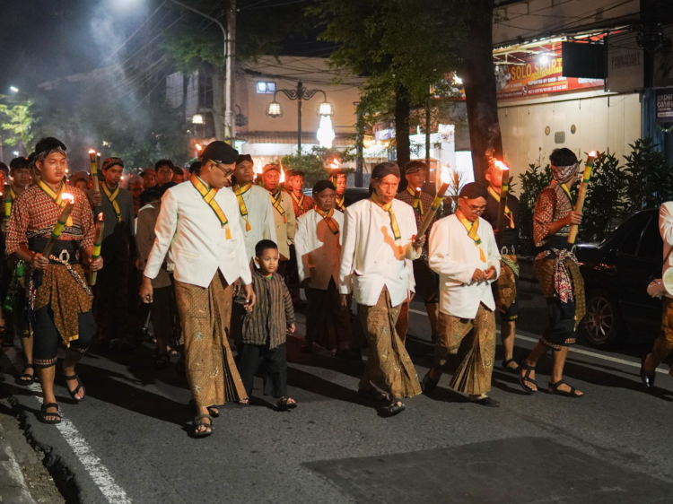 Kirab Obor Mangkunegaran Hidupkan Tradisi dan Semangat Takbiran di Solo
