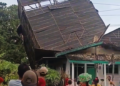 Badai Datang Tiba-Tiba, Bangunan di Jember Terangkat dan Nyangkut di Atap Tetangga
