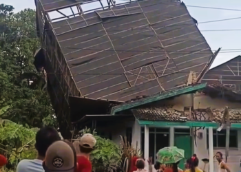 Badai Datang Tiba-Tiba, Bangunan di Jember Terangkat dan Nyangkut di Atap Tetangga
