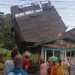 Badai Datang Tiba-Tiba, Bangunan di Jember Terangkat dan Nyangkut di Atap Tetangga