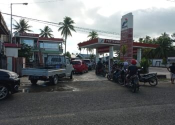 Antrean Mengular, Warga Sebatik Serbu SPBU Usai BBM dari Tarakan Tiba