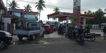 Antrean Mengular, Warga Sebatik Serbu SPBU Usai BBM dari Tarakan Tiba