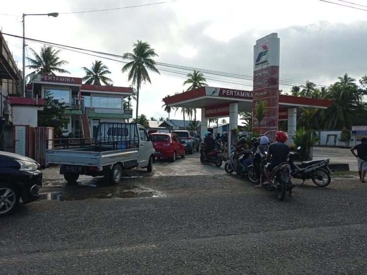 Antrean Mengular, Warga Sebatik Serbu SPBU Usai BBM dari Tarakan Tiba