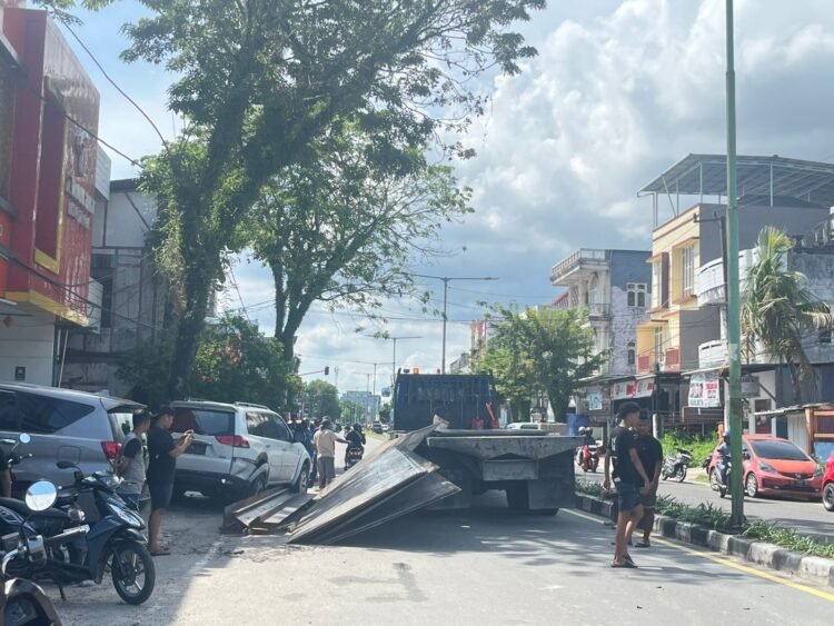 Muatan Plat Baja Terlepas di Depan Hotel Transit, Jalur Jembatan Besi Sempat Ditutup