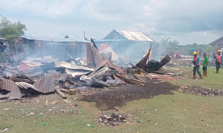 Dua Rumah Terbakar di Pantai Amal, Pasutri Dilarikan Akibat Luka Bakar