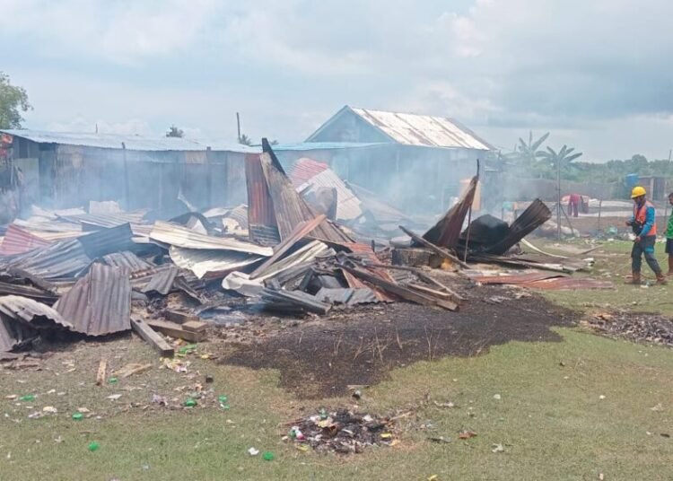 Dua Rumah Terbakar di Pantai Amal, Pasutri Dilarikan Akibat Luka Bakar