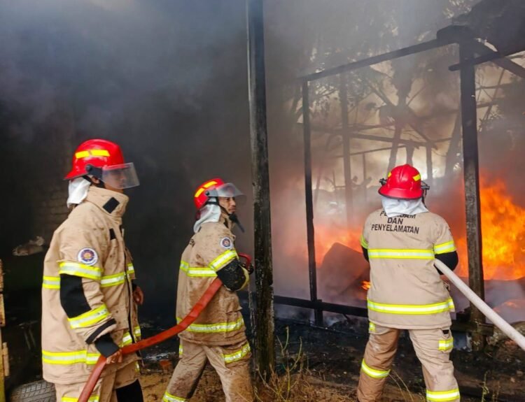 Gudang Kardus di Pangkalan Posal Nunukan Terbakar, Api Nyaris Merembet ke Permukiman