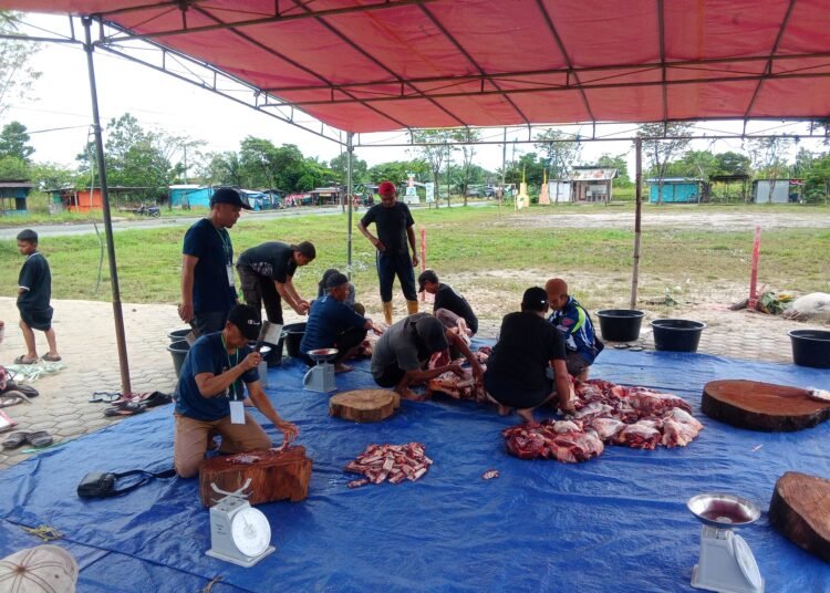 Warga Juata Permai Gotong Royong Laksanakan Kurban di Masjid Baitul Amin PNS