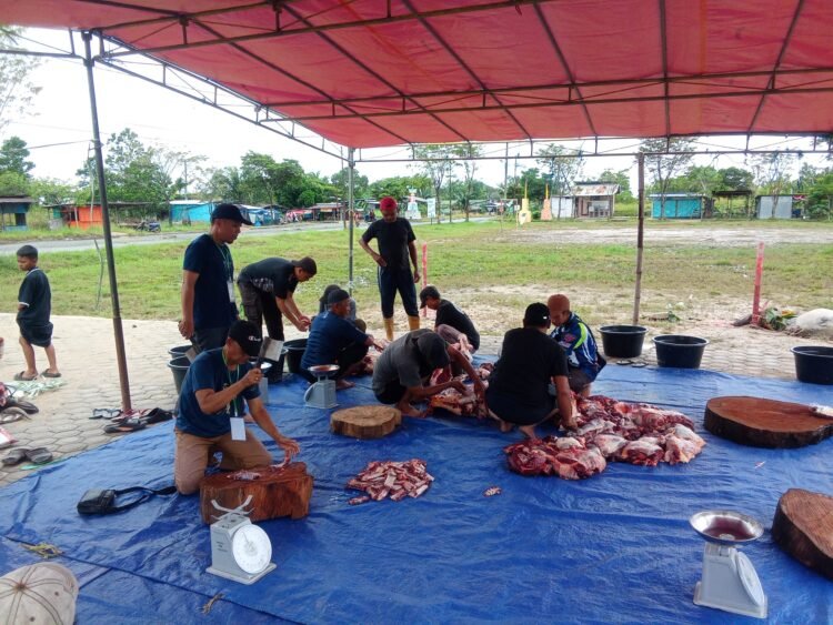 Warga Juata Permai Gotong Royong Laksanakan Kurban di Masjid Baitul Amin PNS