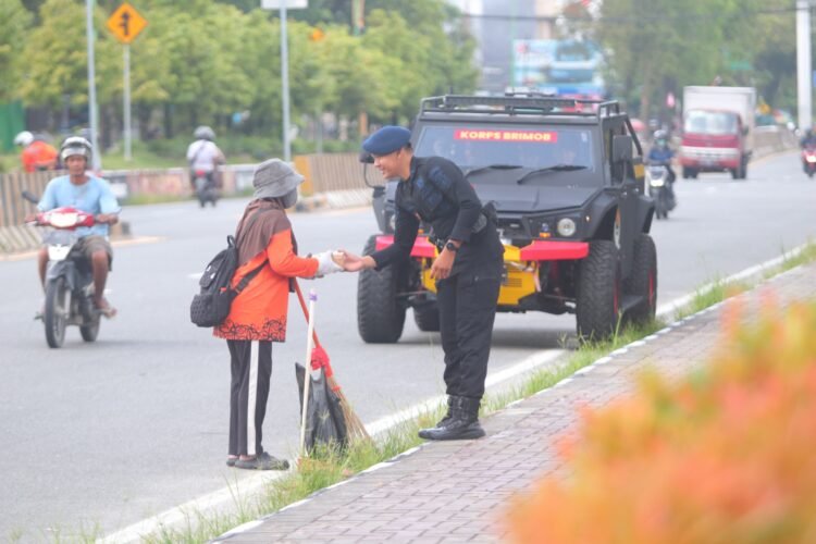 Jumat Berkah Brimob Kaltara, Kepedulian Sederhana untuk Warga Tarakan