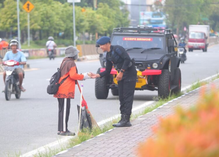 Jumat Berkah Brimob Kaltara, Kepedulian Sederhana untuk Warga Tarakan