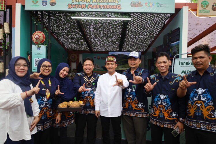 Menteri Kehutanan Sambangi Stan TNKM, Apresiasi Pengabdian Rimbawan di Perbatasan