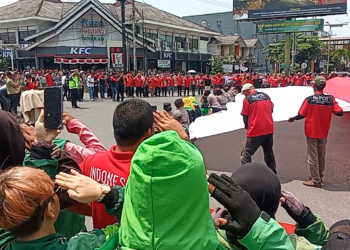 Detik-Detik Proklamasi di Tengah Jalan, Warga Tarakan Bentangkan Bendera Raksasa