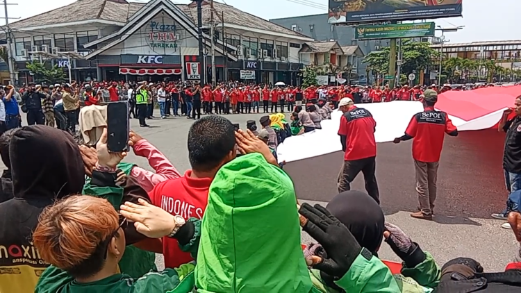 Detik-Detik Proklamasi di Tengah Jalan, Warga Tarakan Bentangkan Bendera Raksasa