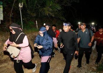 Gubernur Zainal Berlari Bersama Warga, Run Night Slipi Meriahkan HUT RI