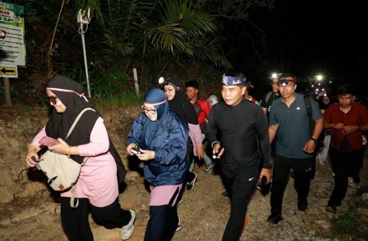 Gubernur Zainal Berlari Bersama Warga, Run Night Slipi Meriahkan HUT RI