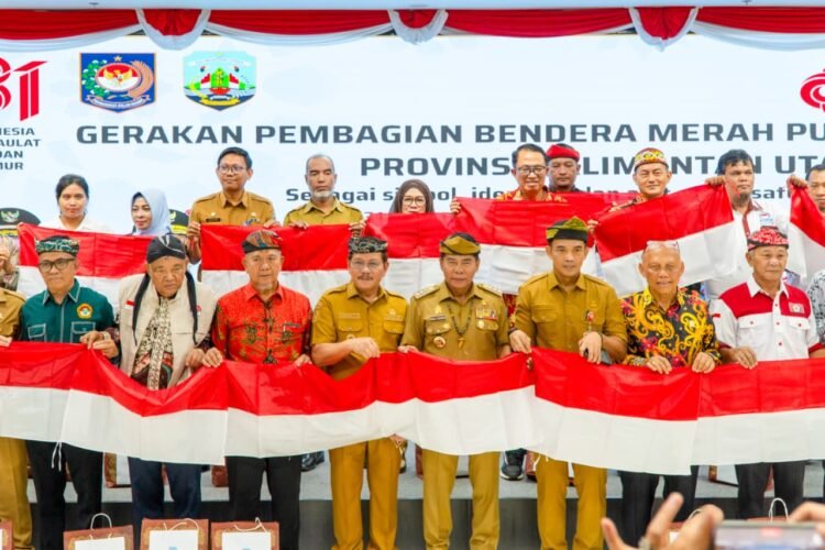 Gubernur Zainal Bagikan Merah Putih, Semangat Persatuan Dikobarkan di Kaltara