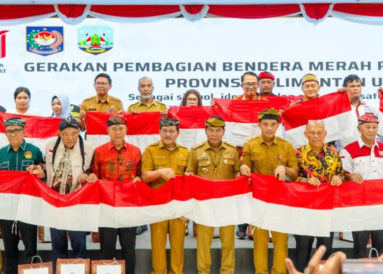 Gubernur Zainal Bagikan Merah Putih, Semangat Persatuan Dikobarkan di Kaltara
