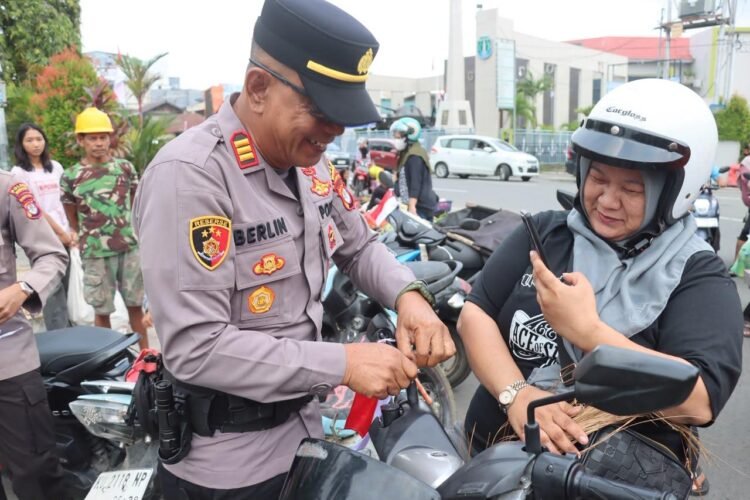 Merah Putih Menyapa Warga Nunukan, Polres Bagikan 500 Bendera Jelang 17 Agustus
