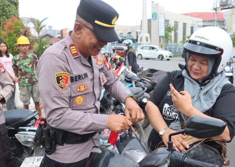 Merah Putih Menyapa Warga Nunukan, Polres Bagikan 500 Bendera Jelang 17 Agustus