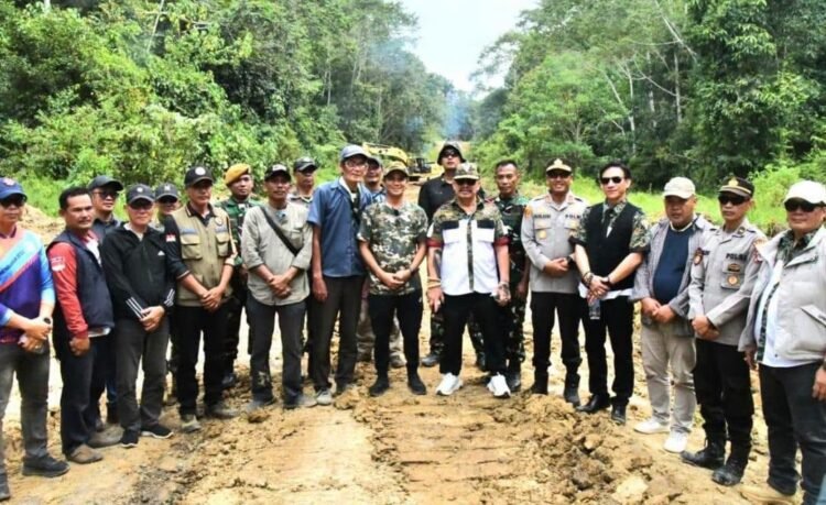 Bupati Nunukan Tinjau Jalan Rusak di Krayan, Lima Titik Segera Ditangani
