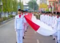 Dari TNI, Polri hingga Pelajar, Ratusan Warga Bentangkan Merah Putih 2.026 Meter