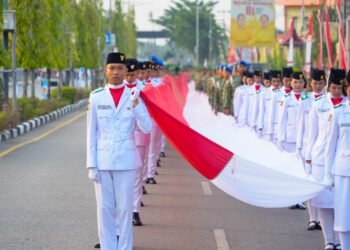 Dari TNI, Polri hingga Pelajar, Ratusan Warga Bentangkan Merah Putih 2.026 Meter