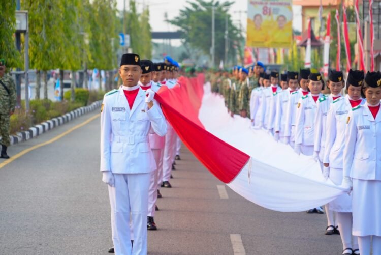 Dari TNI, Polri hingga Pelajar, Ratusan Warga Bentangkan Merah Putih 2.026 Meter