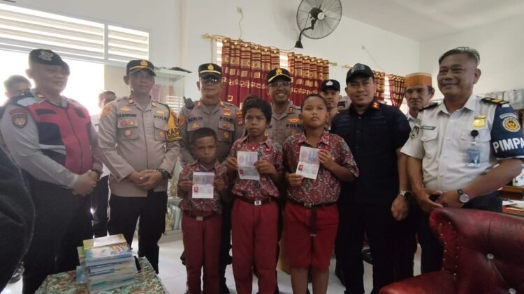 Polres dan Imigrasi Nunukan Hadir untuk Anak Perbatasan, 13 Pelajar Dapat Pas Lintas Batas