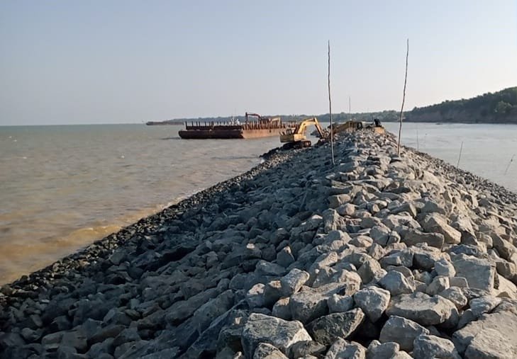Pembangunan breakwater di kawasan pesisir Pulau Sebatik, membantu menahan gelombang dan mengurangi dampak abrasi. (Dok . Ozzy)